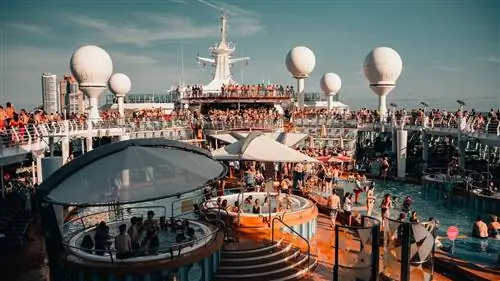О «Чуде морей» Royal Caribbean: как воплощаются в жизнь выступления, достойные Вегаса