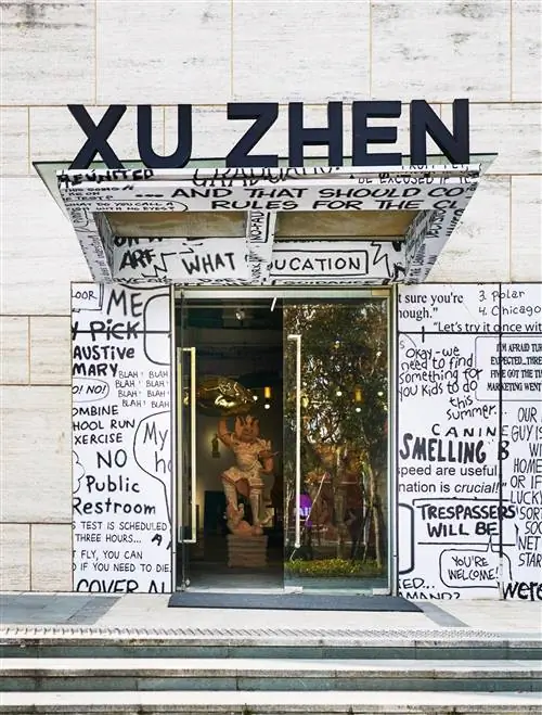 На изображении может находиться магазин, человек, текст, реклама, витрина и постер.