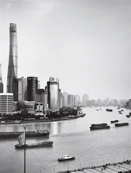 На изображении может находиться Лодка Транспорт Автомобиль Город Городской район Высотное здание Город Вода Метрополис и гидроцикл