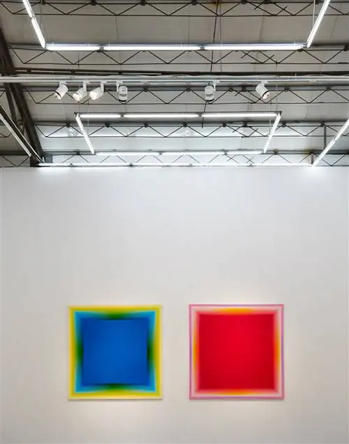 Изображение может содержать окно Архитектура здания Мансардное окно и искусство