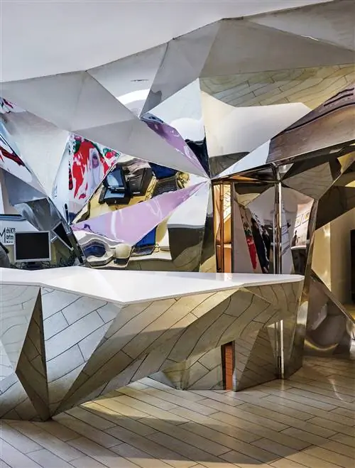 Изображение может содержать перила и пол для палатки