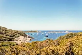 На изображении может находиться на улице Природа Земля Океан Вода Море Береговая линия Мыс Берег Транспорт Транспортное средство и лодка