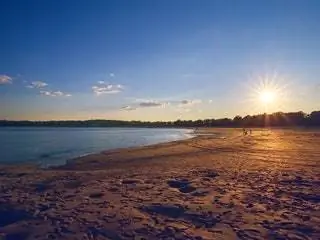 Это изображение может содержать Свет Вспышки Природа На открытом воздухе Солнечный свет Небо Красное небо Рассвет Сумерки и закат