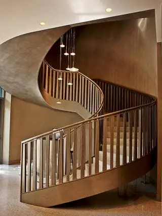 Это изображение может содержать перила, перила, перила, лестницу, мебель и детскую кроватку.