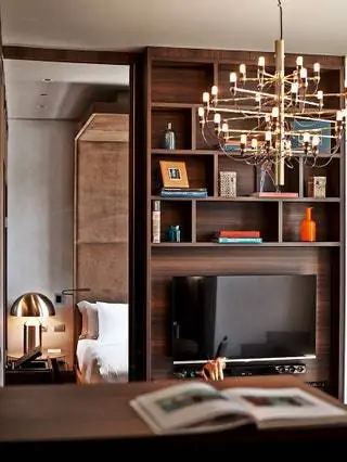 Это изображение может содержать мебельную полку с лампой и освещением.