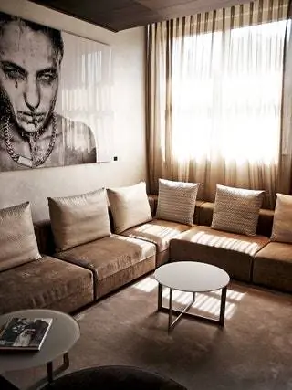 На изображении может находиться мебель диван человек гостиная комната в помещении стол журнальный столик и подушка