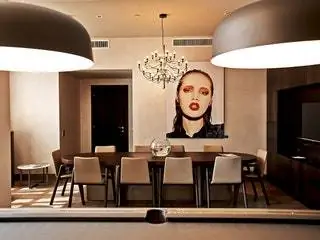 Это изображение может содержать Анна Кальви Мебель Стул Освещение Комната В помещении Человек Дизайн интерьера и гостиная