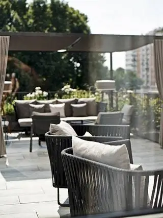 Это изображение может содержать мебель для патио, крыльцо и диван.