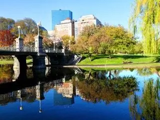 На изображении может находиться Вода На улице Природа Замок Архитектура Здание Трава Растение Пруд Форт и мост