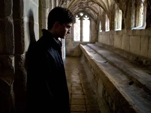 Это изображение может содержать Коридор Склеп Человек Путь Дорожка Одежда и одежда