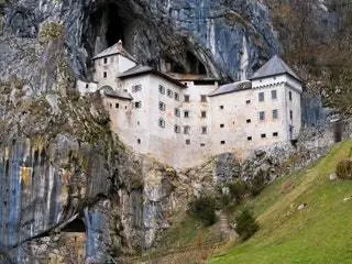 Это изображение может содержать здание монастырь жилище архитектура замок природа и на открытом воздухе