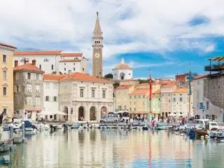 Это изображение может содержать Архитектура Башня Здание Вода Набережная Транспорт Транспорт Судно и Судно