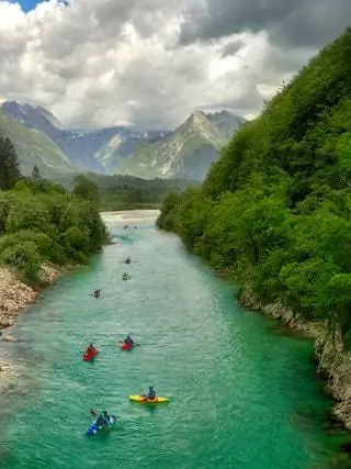 Это изображение может содержать транспортное средство, лодка, гребная лодка, человек, каноэ, каяк и на открытом воздухе.