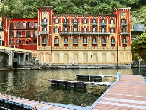 На изображении может находиться вода Здание на набережной, док, порт, пирс, транспорт, транспортное средство, судно и судно