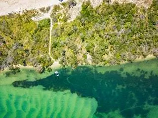 Вид с воздуха на пляж на северной оконечности острова Бриби в Квинсленде, Австралия.