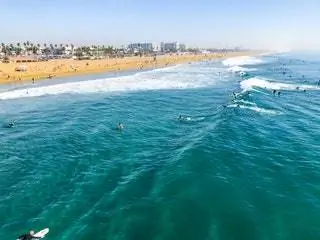 люди занимаются серфингом в Хантингтон-Бич, Калифорния