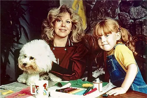 На изображении может находиться человек Erica Jong Мебель и люди