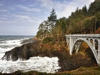 На изображении может находиться архитектура здание арочная арка арочный мост мост природа на улице дерево и растение