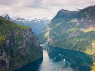 На изображении может находиться природа на улице гора скала вода река склон и пейзаж