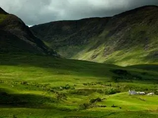 На изображении может находиться природа на улице Пейзаж Плато Гора Сельская местность Пастбище Поле Горный хребет и ландшафт