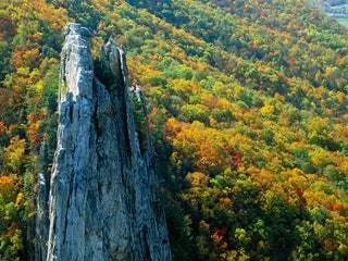 На изображении может находиться природа на улице скалы горный пейзаж растение и горный хребет