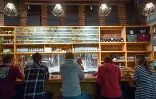 США Северная Каролина Пивоварня Charlotte Brewery Wooden Robot Brewery