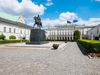 На изображении может находиться город центр города городской город здание дорожка дорожка метрополия архитектура животное млекопитающее и лошадь