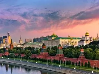 На изображении может находиться Архитектура Здание Купол Шпиль Башня Шпиль Город Город Метрополис Замок и Форт