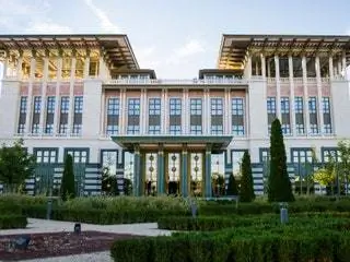 Это изображение может содержать офисное здание, здание кампуса, колледж и завод.