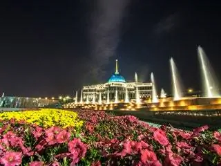 На изображении может находиться здание, купол, архитектура, растение, цветок и герань.