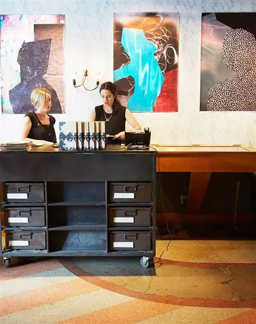 На изображении может находиться мебельный стол человека и Джессика Хенвик