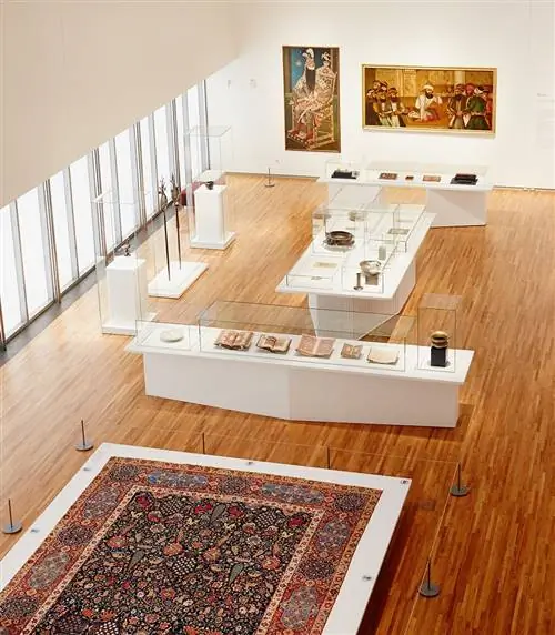 Это изображение может содержать напольное покрытие, деревянный ковер, паркет, художественная галерея и художественная галерея.