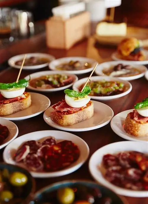 Это изображение может содержать Обед Еда Еда Бургер Блюдо Кафетерий Ресторан Кондитерские изделия и сладости