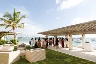 На этом изображении может находиться человек, патио, веранда, летняя беседка, трава, растения, одежда и одежда.