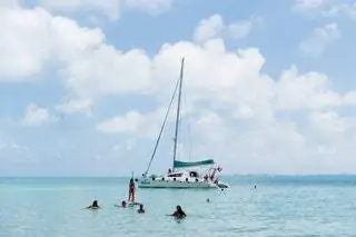 На изображении может находиться транспортное средство судно судно лодка человек и парусник