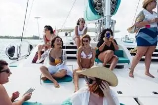 На изображении может находиться одежда одежда человек солнцезащитные очки аксессуары аксессуар шляпа купальный костюм бикини и лодка