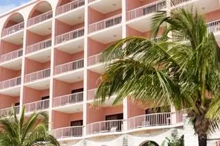 На изображении может находиться здание, жилье, отель, квартира, пальмовое дерево, Arecaceae, дерево и растение.