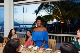 Это изображение может содержать Человек Ресторан Сидит Вуд Хелен Черски Вечернее платье Халат Мода и одежда