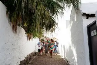 На изображении может находиться человек Flagstone Path Shorts Одежда Одежда Тротуар Тротуар и на улице