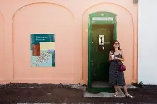 Это изображение может содержать человека и человека