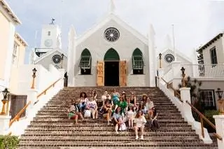 Это изображение может содержать Человек Перила Перила Лестница Архитектура Здание Шпиль Шпиль и Башня