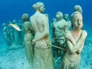 На изображении может находиться Вода Человек Арт Скульптура Природа Животное Рыба Статуя На открытом воздухе и под водой