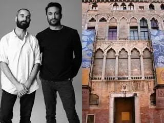 На изображении может находиться человек одежда одежда лицо брюки рукав и дверь