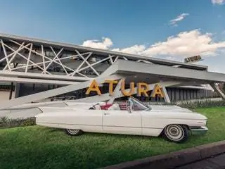 Это изображение может содержать транспортное средство Транспорт Автомобильный кабриолет и Автомобиль