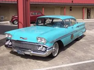 Это изображение может содержать транспортное средство автомобильный транспорт Автомобильная колесная машина и седан