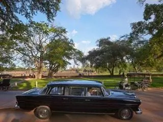 На изображении может находиться шина, колесо, машина, автомобиль, транспортное средство, автомобиль, колесо, человек, человек и спица.