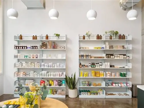 Изображение может содержать полку и магазин