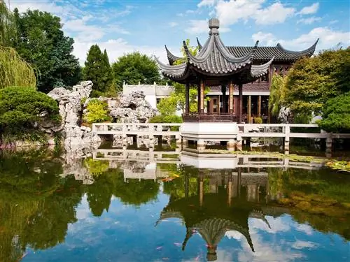 Это изображение может содержать Вода Природа На открытом воздухе Здание Архитектура Храм Пруд Поклонение и Храм