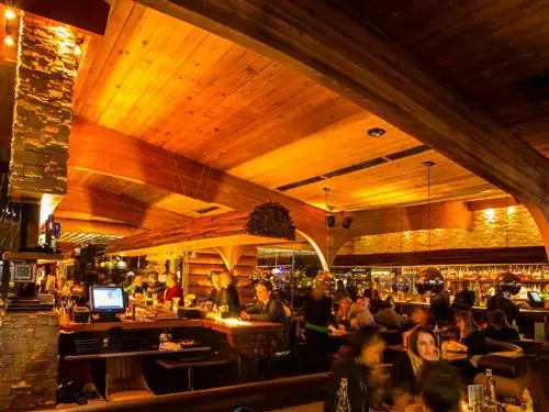 На изображении может находиться человек Паб Барная стойка Ресторан Дерево Фуд-корт Экран Электроника и монитор