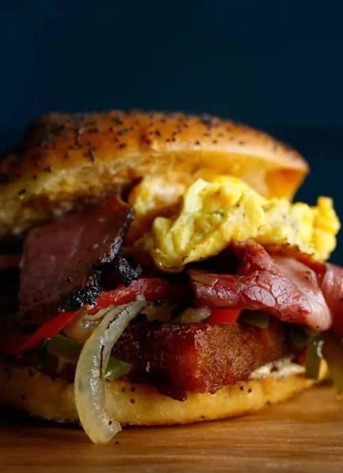 На изображении может находиться бургер и еда